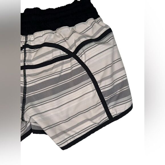 Lululemon Tracker Short II 
Mini Groovy Stripe Dune Horizontal Black Size 6 - Picture 9 of 12